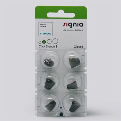 A pack of Signia Click Sleeve (Closed) contains six small silicone hearing aid sleeves, displayed in a clear blister with green and white labeling.